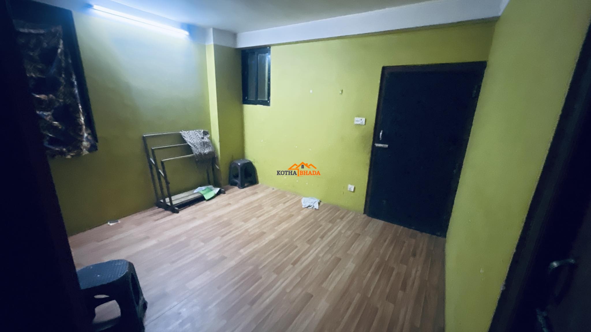 1 shutter and 2 rooms